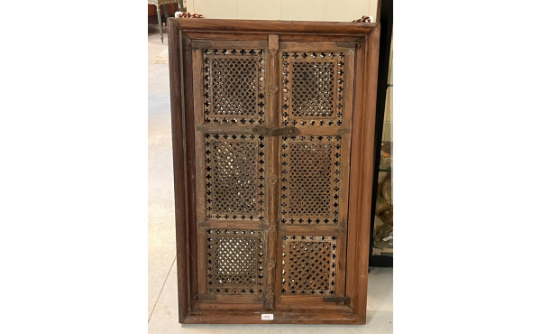 Fenêtre transformée en miroir, ouvrant à