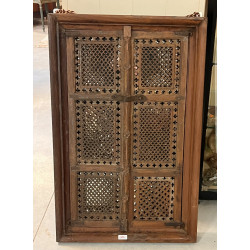 Fenêtre transformée en miroir, ouvrant à