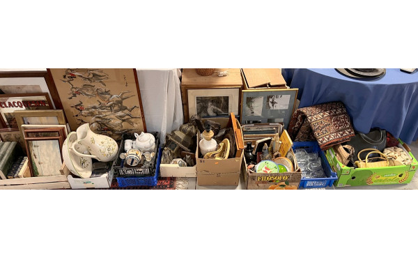 VIDE RESERVE de bibelots divers, qq livr