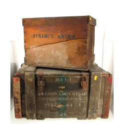 2 caisses en bois: une marquée dynamite 