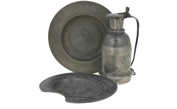 Beau pichet en étain, H 35,5 cm : on y j