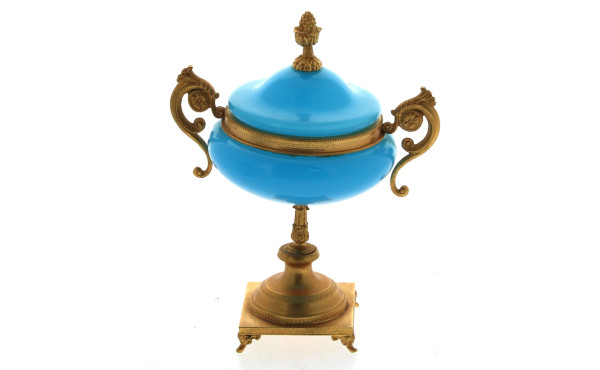 Petite coupe couverte en opaline bleue e