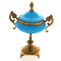 Petite coupe couverte en opaline bleue e