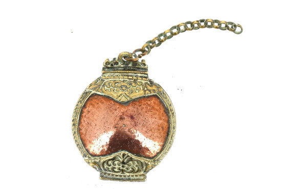 Petite boîte à bétel avec chaîne et sans