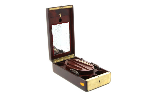 Coffret de voyage ancien en acajou et la