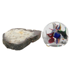 Boule presse papier et une coupe de pier