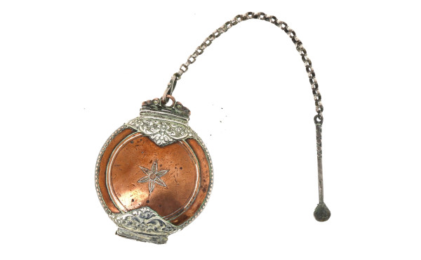 Petite boîte à bétel avec chaîne et cuil