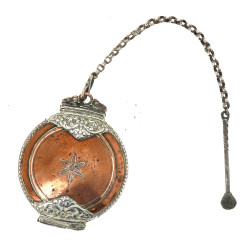 Petite boîte à bétel avec chaîne et cuil