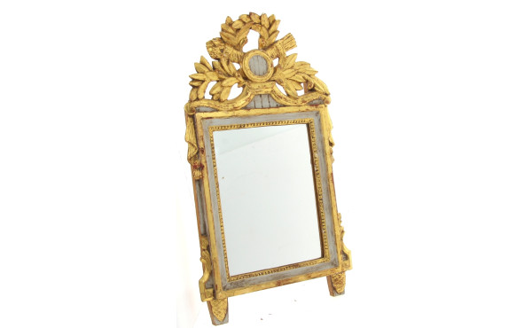 Miroir en bois sculpté et doré dans le g