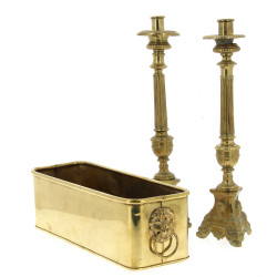 Paire de flambeaux religieux en laiton, 