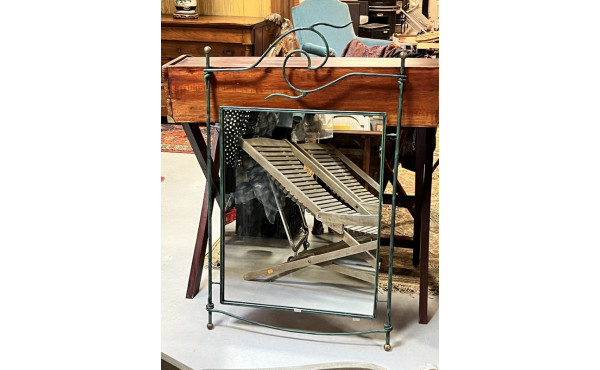 Miroir en fer forgé patiné vert, années 