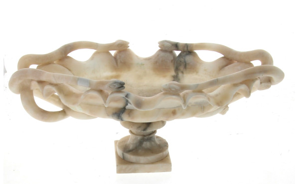 Coupe en albâtre de forme ovale, reposan