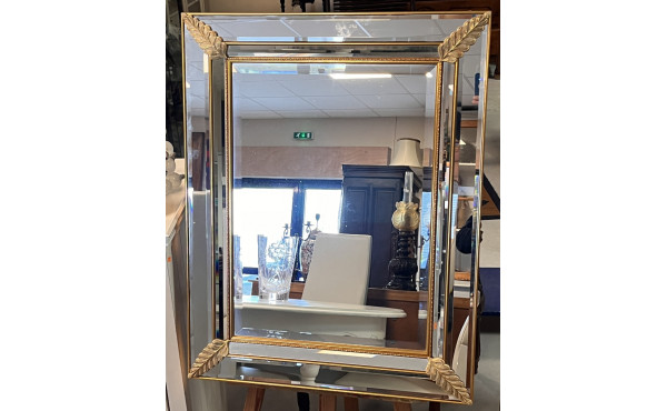 Grand miroir biseauté encadrement doré à