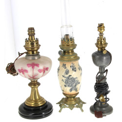 Trois lampes à pétrôle dont 2 électrifié