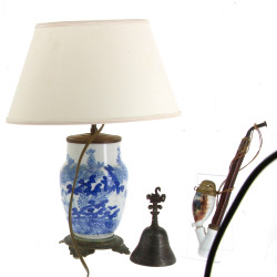 Lot comprenant une lampe en faience fine
