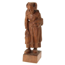 Sculpture en bois "vieille bretonne au f