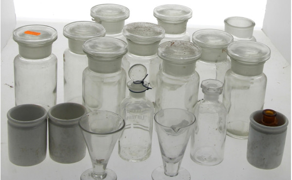 Lot de flacons de pharmacie anciens en v