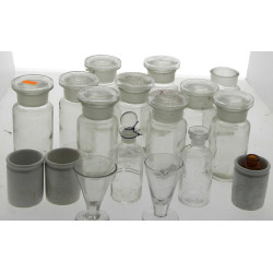 Lot de flacons de pharmacie anciens en v