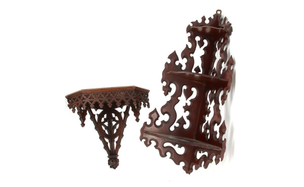 Lot de 2 encoignures: une en acajou H. 8