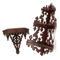 Lot de 2 encoignures: une en acajou H. 8