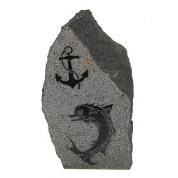 Bloc de granit à décor poli sur fond mar