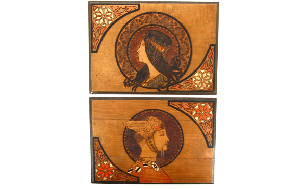 Deux panneaux en bois pyrogravé et peint