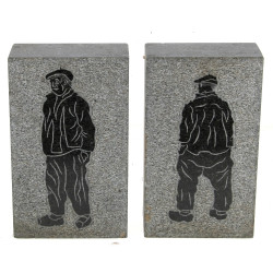Deux blocs rectangulaires en granit poli