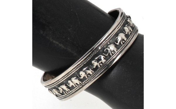 Deux bracelets joncs ouverts en argent, 