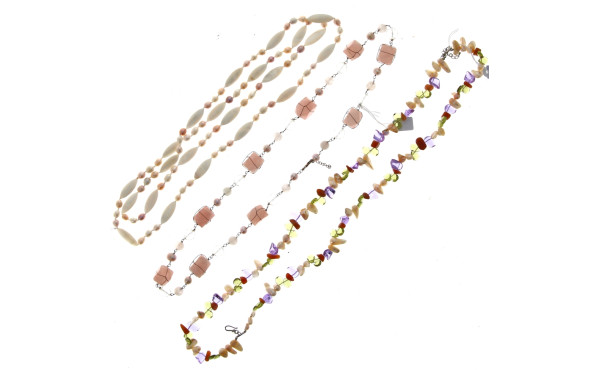 Lot de 3 sautoirs : 1) nacre et perles d