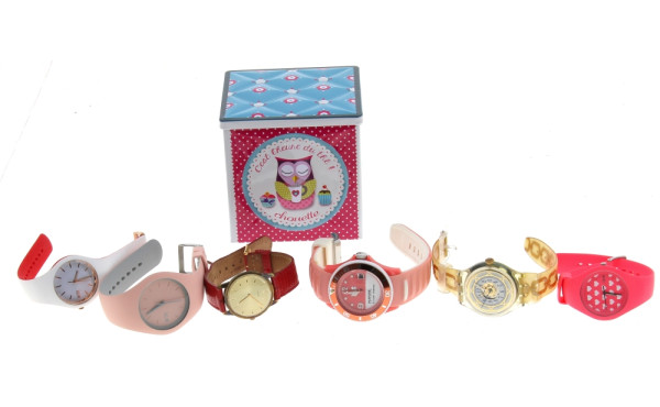 Lot de 6 montres bracelets dont une SWAT