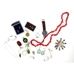 Lot de bijoux fantaisie, montres et dive