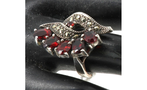 Bague en argent, poinçon minerve, sertie