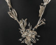 Collier en métal et strass à décor flora