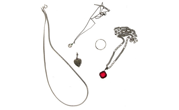 Petit lot de bijoux en argent : une chaî