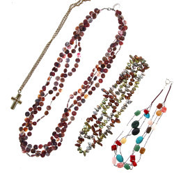 Lot de 4 colliers fantaisie dont nacre, 