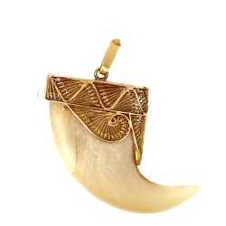 Pendentif griffe de lion, monture en or 