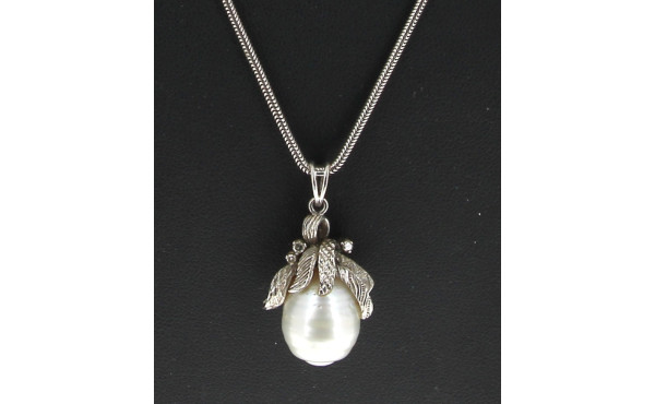 Pendentif en métal argenté, perle d'eau 