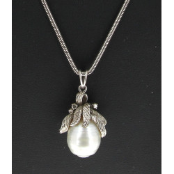 Pendentif en métal argenté, perle d'eau 