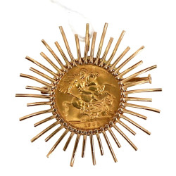 Broche en or jaune, sertie d'une pièce s