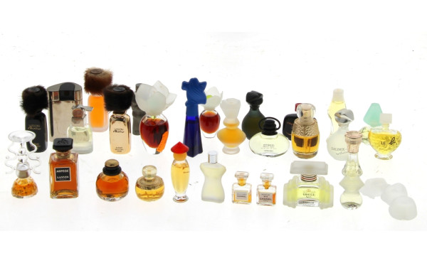 PARFUMS - Lot d'environ 29 miniatures sa