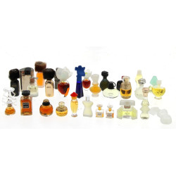 PARFUMS - Lot d'environ 29 miniatures sa