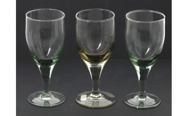8 verres à pied anciens en verre fumé, H