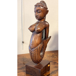 GUINEE - Statue en bois figurant une fem