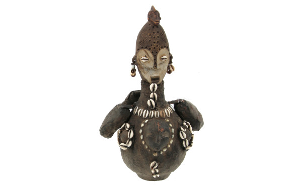 Statuette africaine décorée de cauris, H