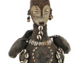 Statuette africaine décorée de cauris, H