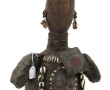 Statuette africaine décorée de cauris, H