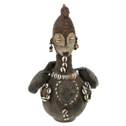 Statuette africaine décorée de cauris, H