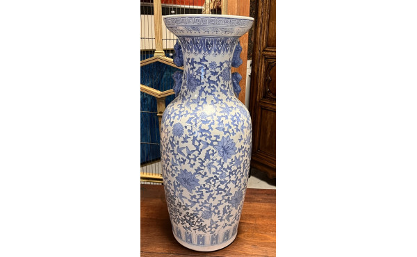Grand vase en porcelaine décor blanc ble