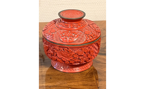 Coffret couvert en laque cinabre à riche