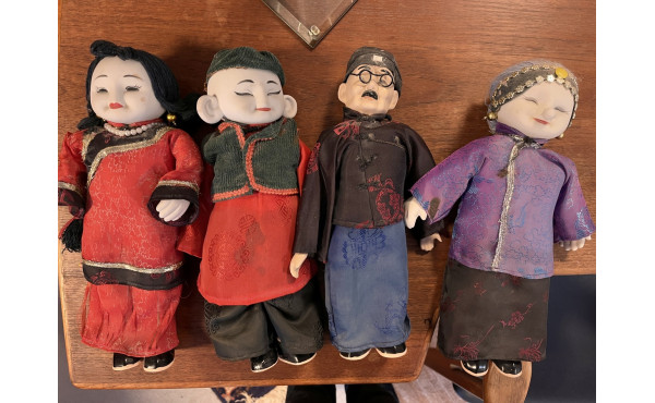 4 poupées chinoises ou tibétaines en por